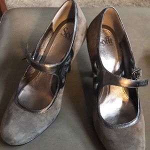 Sofft MaryJane heels in gray